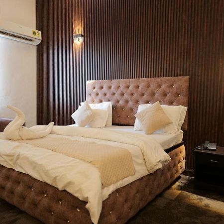 Hotel Kuber Rāi Екстериор снимка