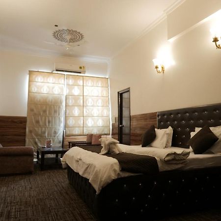 Hotel Kuber Rāi Екстериор снимка