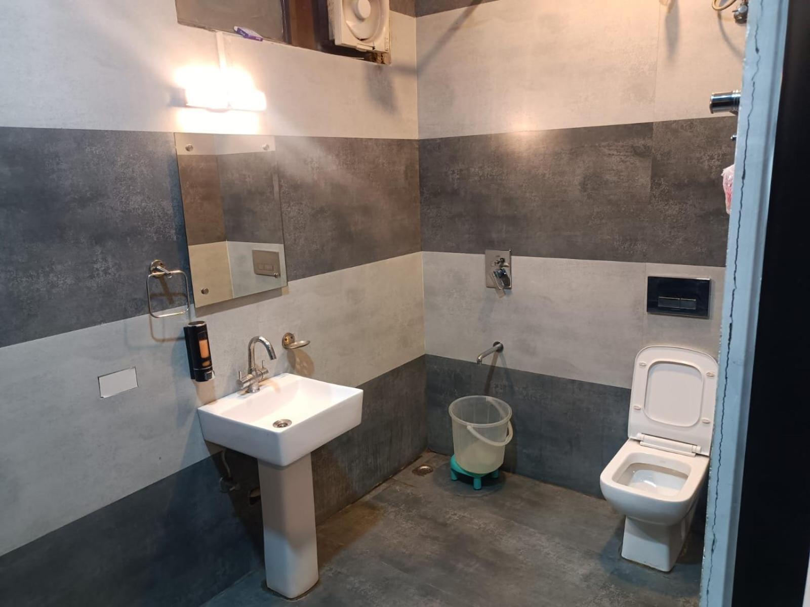 Hotel Kuber Rāi Екстериор снимка