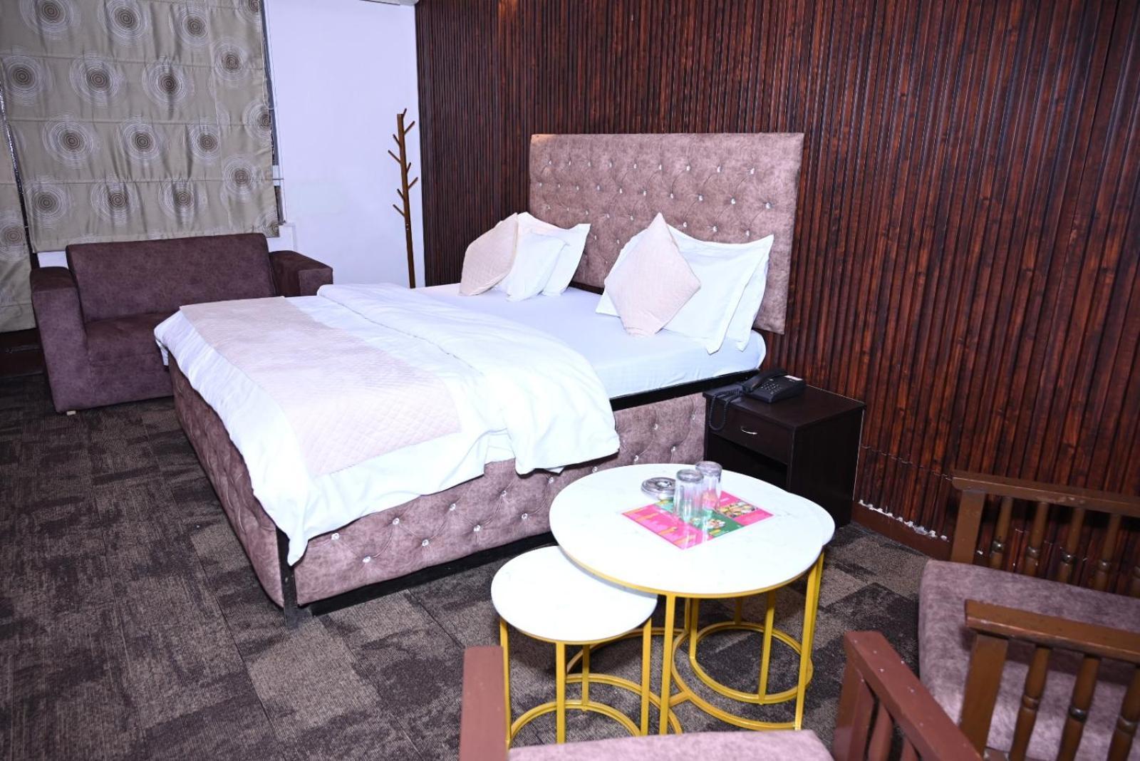 Hotel Kuber Rāi Екстериор снимка