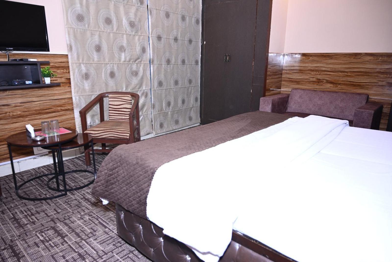 Hotel Kuber Rāi Екстериор снимка