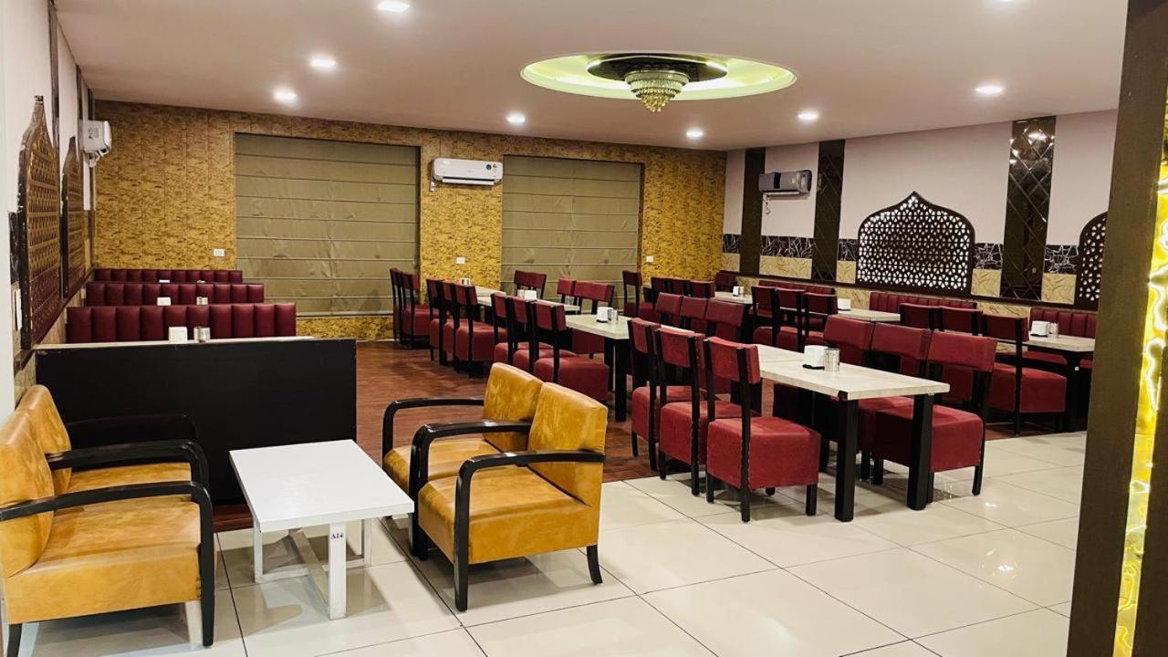 Hotel Kuber Rāi Екстериор снимка