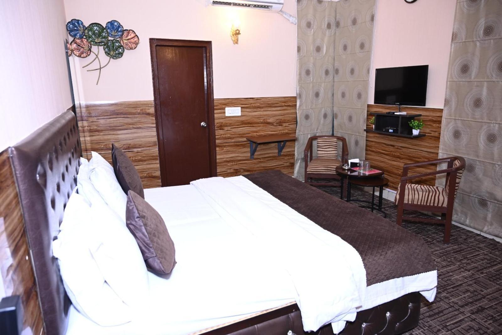 Hotel Kuber Rāi Екстериор снимка