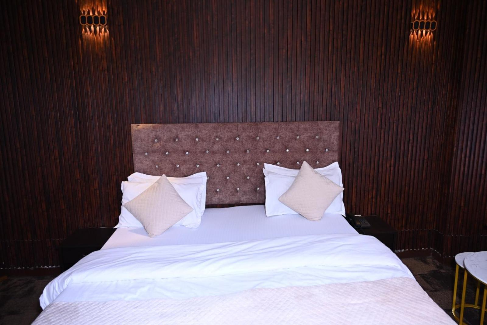 Hotel Kuber Rāi Екстериор снимка