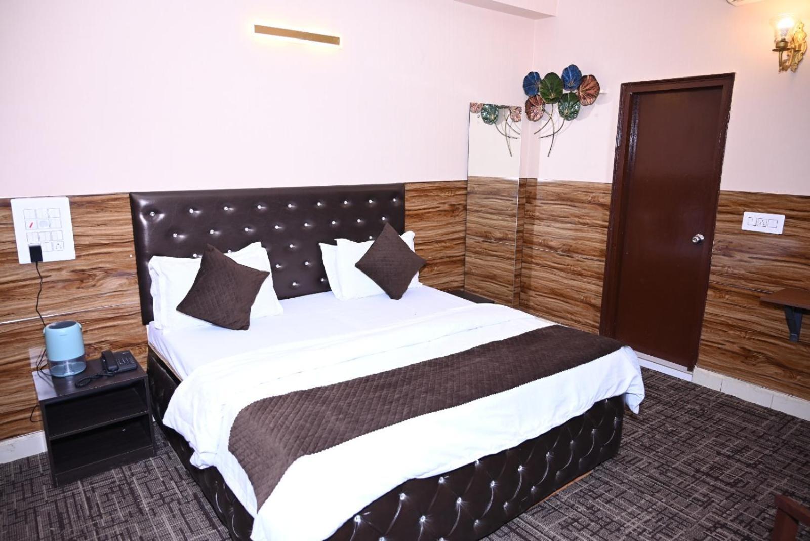 Hotel Kuber Rāi Екстериор снимка