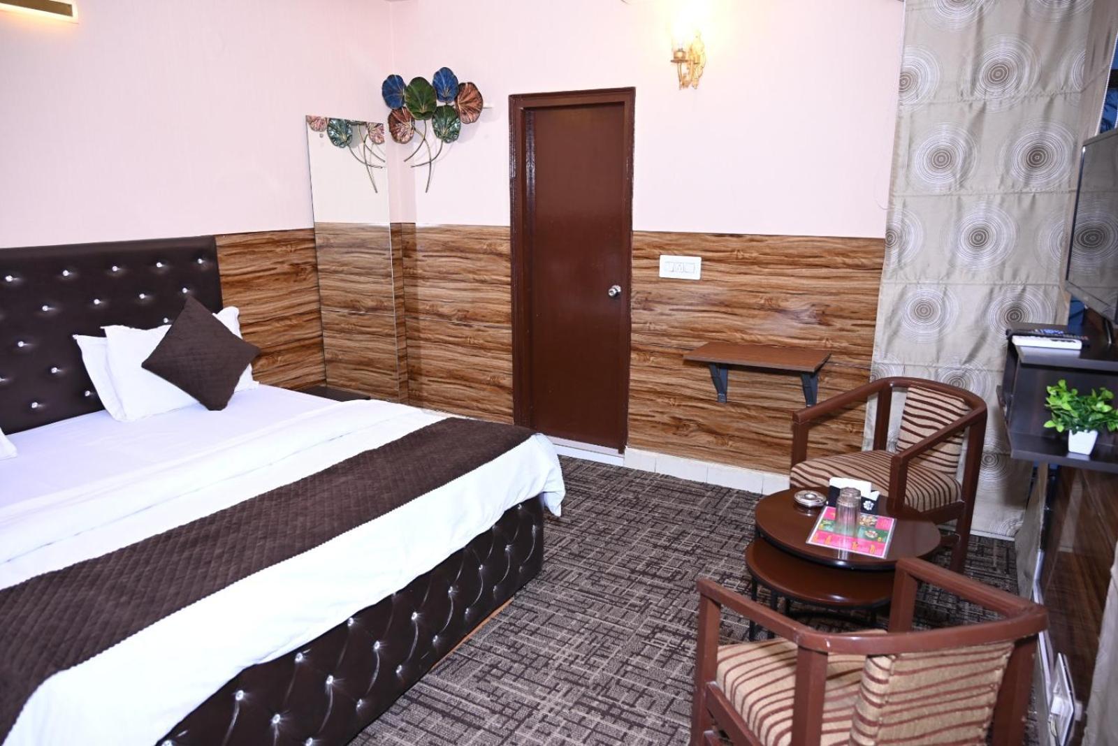 Hotel Kuber Rāi Екстериор снимка