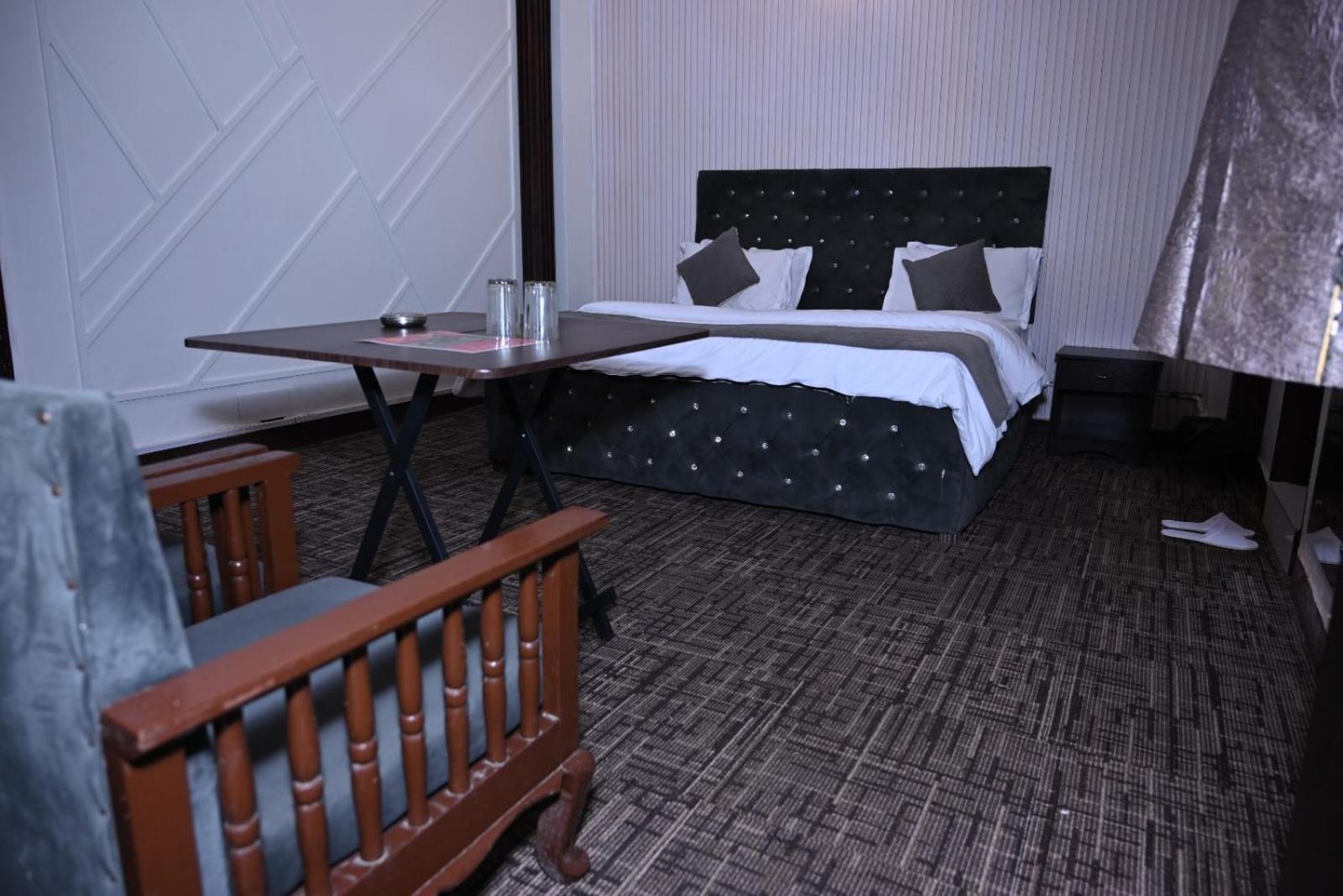 Hotel Kuber Rāi Екстериор снимка
