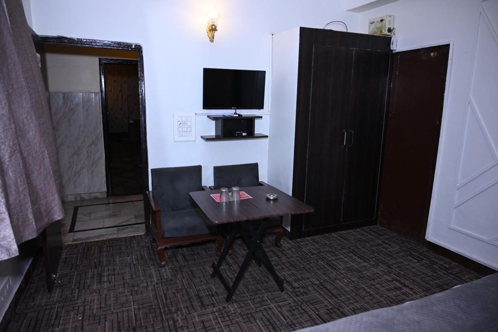 Hotel Kuber Rāi Екстериор снимка