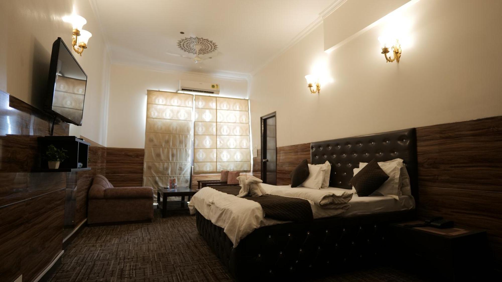 Hotel Kuber Rāi Екстериор снимка